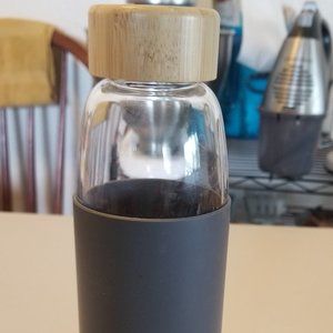 VeeGoal glass water bottle 18 oz with 2 lids New